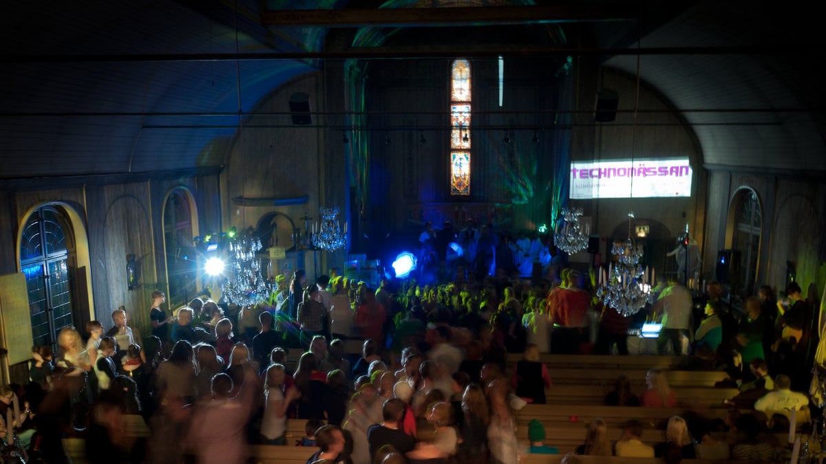 Både seniorer och ungdomar dansar loss på Technomässan. Gudstjänsten är både alkoholfri och drogfri.